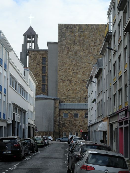 vue partielle de l’église dans son environnement urbain