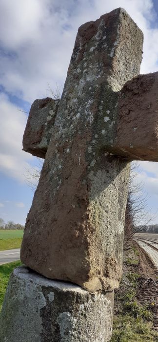 Vue partielle de la croix