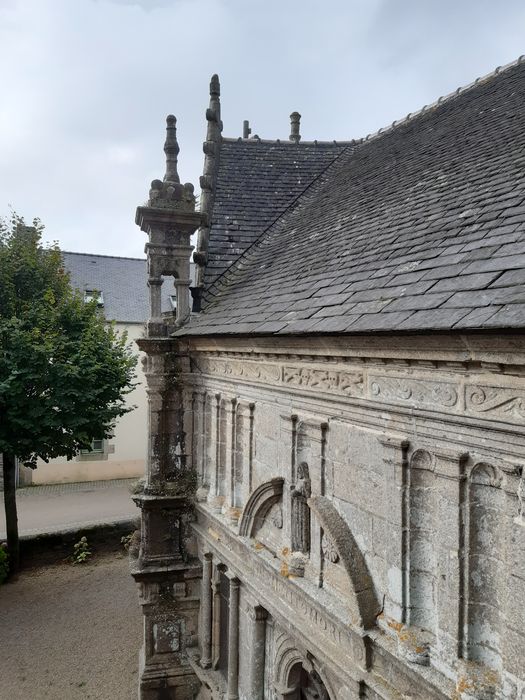 chapelle funéraire, façade latérale est, vue partielle