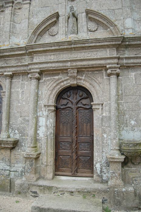 chapelle funéraire, vantail de la porte d’accès est