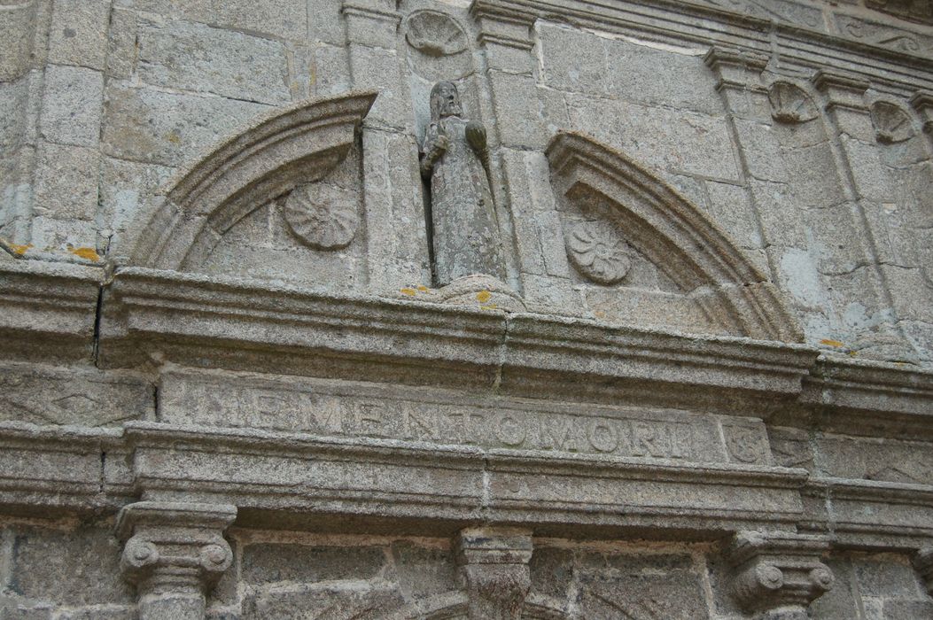 chapelle funéraire, porte d’accès est, détail du tympan