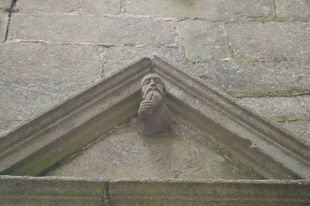 chapelle funéraire, détail sculpté extérieur