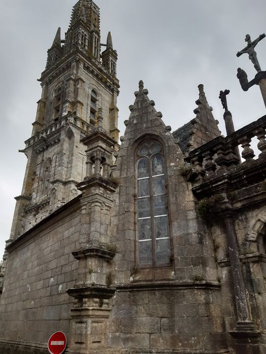 chapelle funéraire, façade latérale sud-ouest, vue partielle