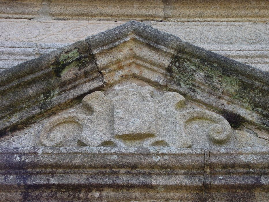 façade ouest, porte d’accès, détail du fronton