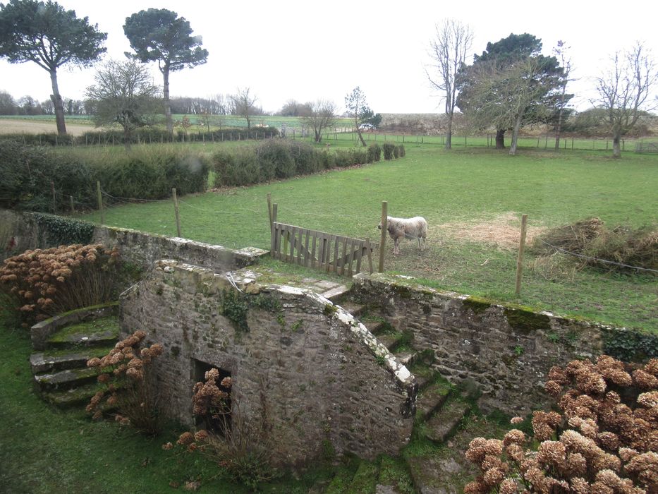 escalier entre les terrasses intermédiaire et supérieure du jardin