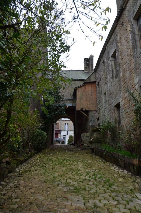 passage pavé de la cour