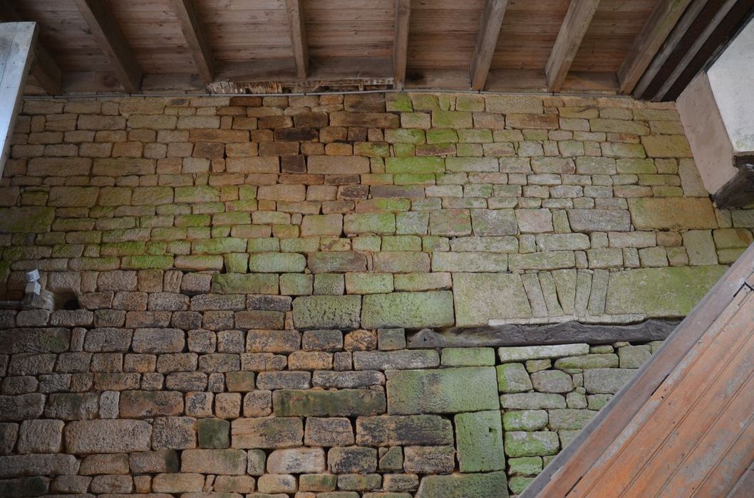 porche du passage pavé à la cour, mur à main gauche, détail de la maçonnerie