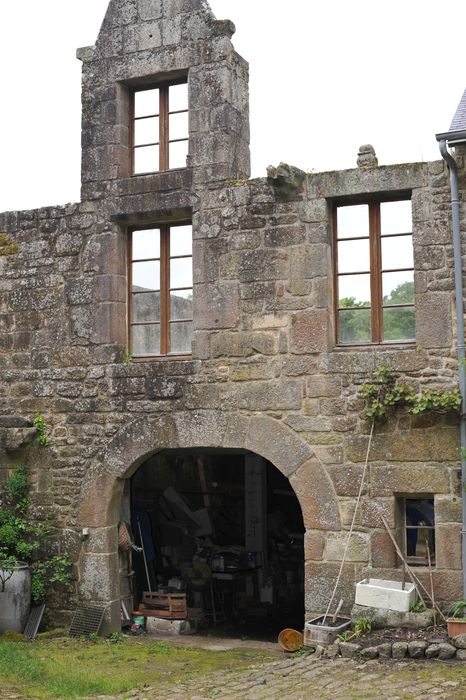 bâtiment ruiné de fond de cour, façade sud, vue partielle