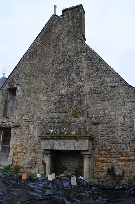 bâtiment ruiné de fond de cour