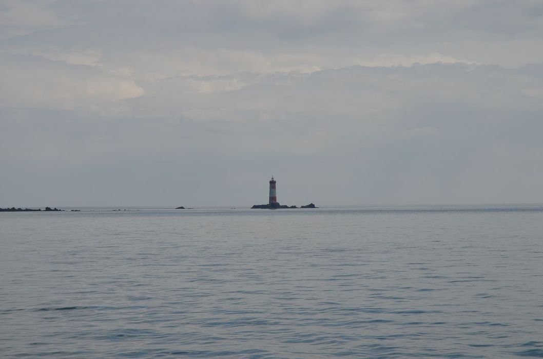 vue générale du phare dans son environnement depuis le l’île de Hoëdic