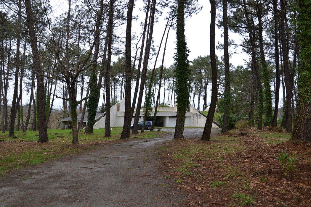 vue partielle de la maison dans son environnement depuis le Sud