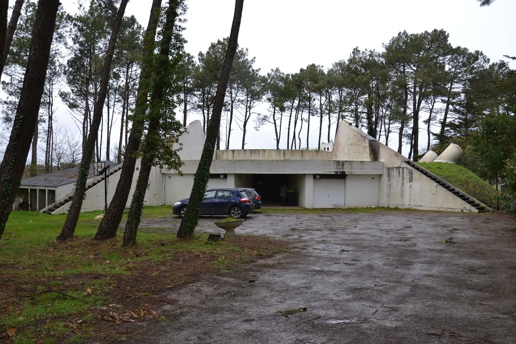 vue générale de la maison dans son environnement depuis le Sud