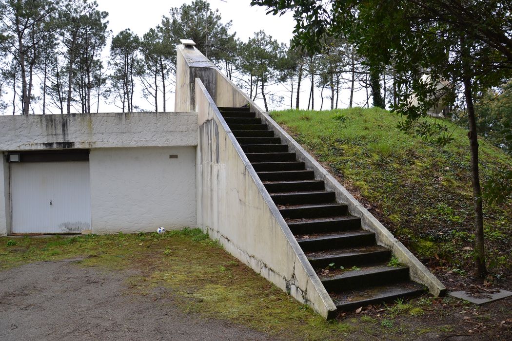 escalier droit d’accès à la terrasse