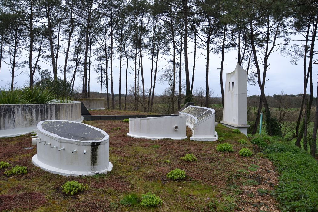 toit terrasse avec cheminées et puits de lumière et d’aération