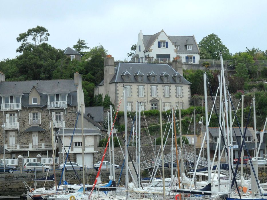 vue générale de la maison dans son environnement depuis le Sud