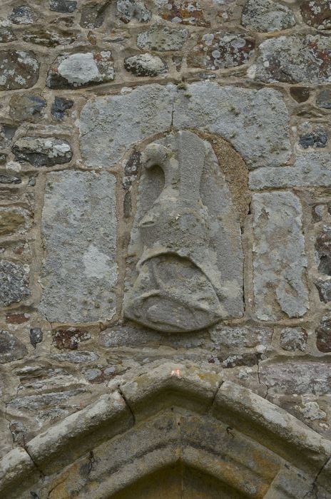 portail d’accès ouest, détail du bas-relief aux armes des du Guesclin