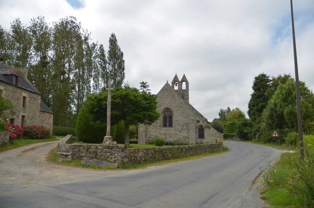 vue générale de l’église dans son environnement depuis l’Est