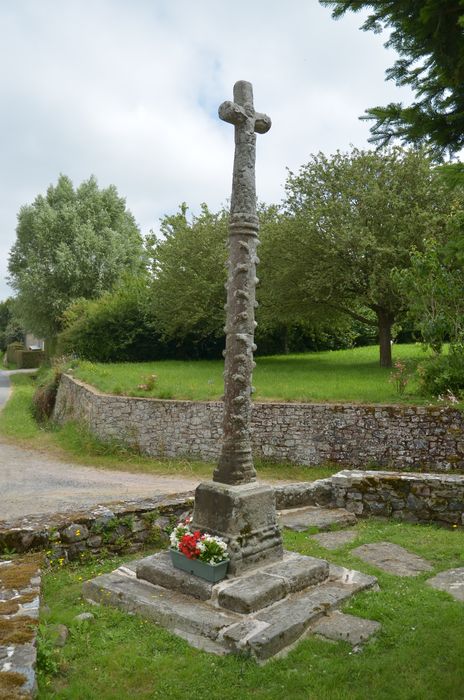 croix monumentale situé à l’Est