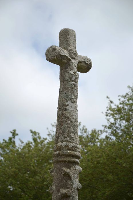 croix monumentale situé à l’Est, vue partielle