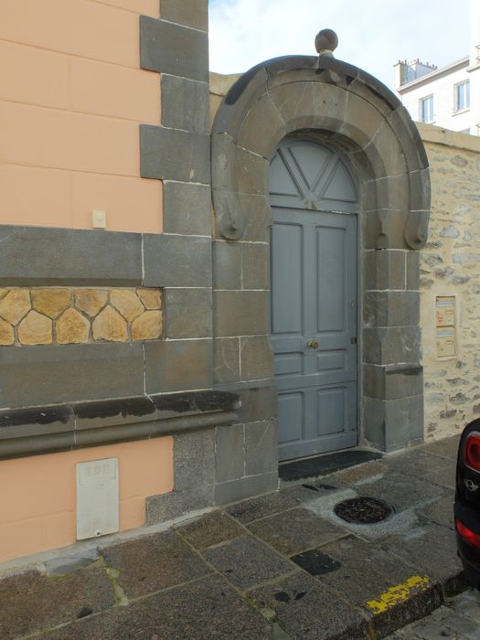 porte d’accès à la cour sur la rue Traversière