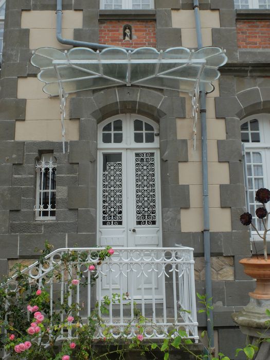 porte d’accès sur cour