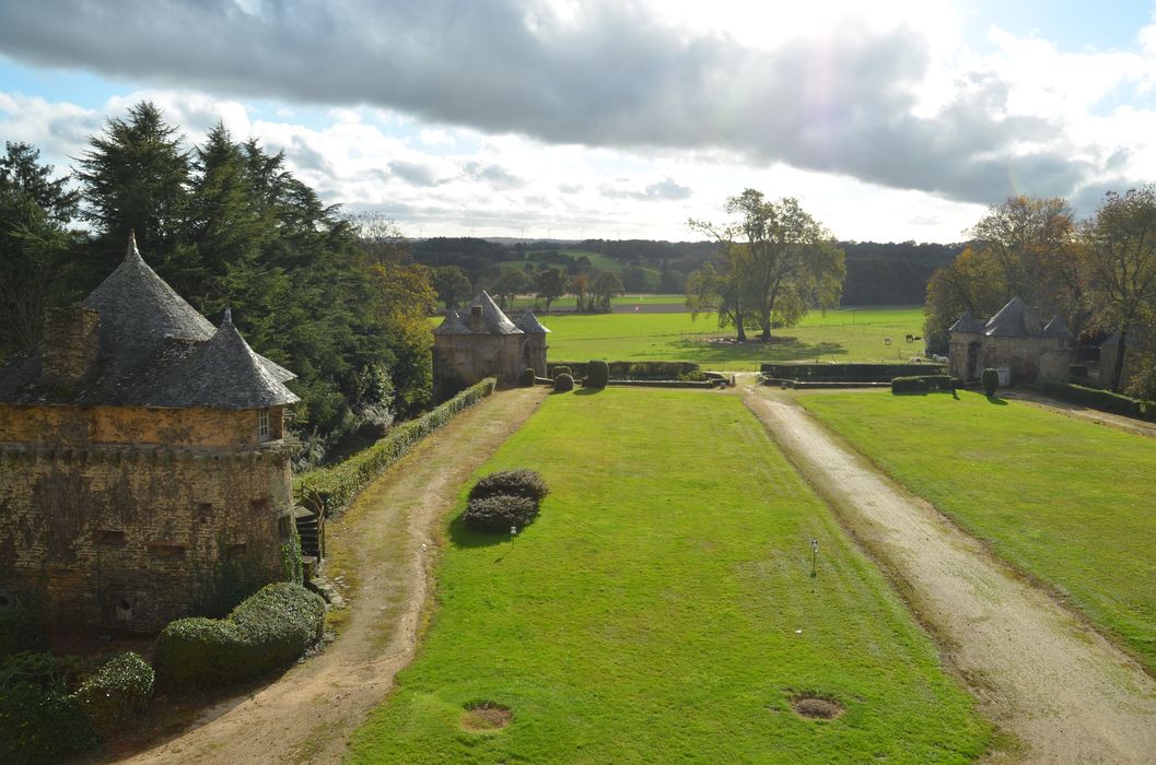 cour d’honneur en direction du Sud-Ouest depuis le château