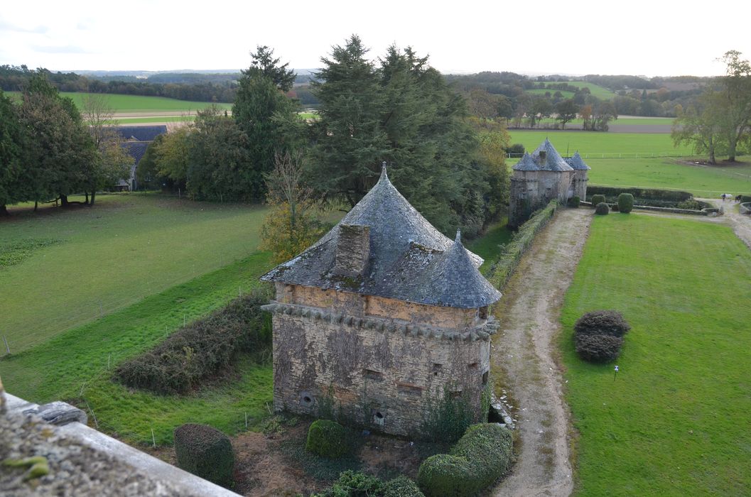 pavillons est sur le mur de fortification