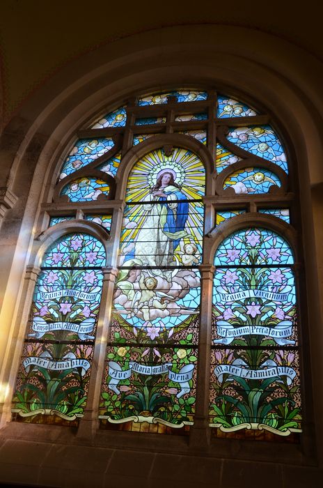 verrière de la chapelle : Assomption de la Vierge