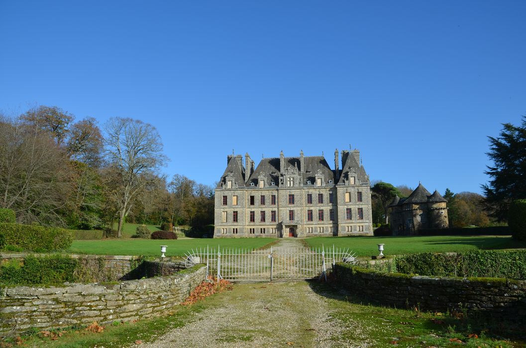 vue générale du château dans son environnement depuis le Sud-Ouest