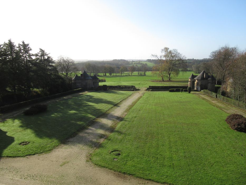 cour d’honneur en direction du Sud-Ouest depuis le château