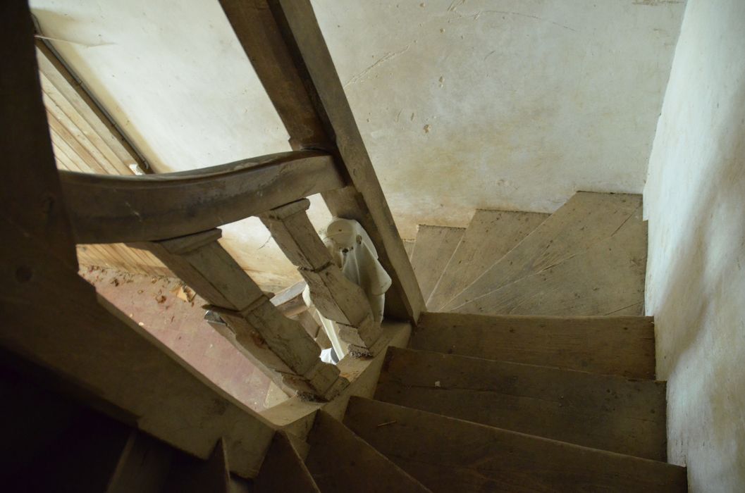 communs, vue partielle d’un escalier