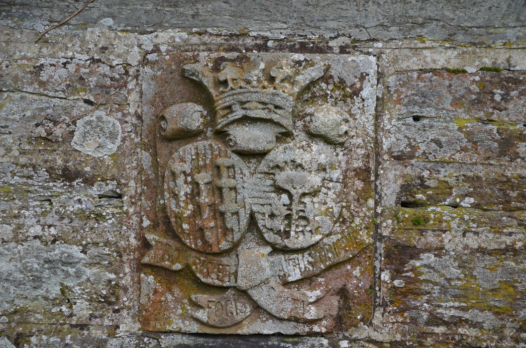 bâtiment de ferme, détail d’un bas-relief armorié