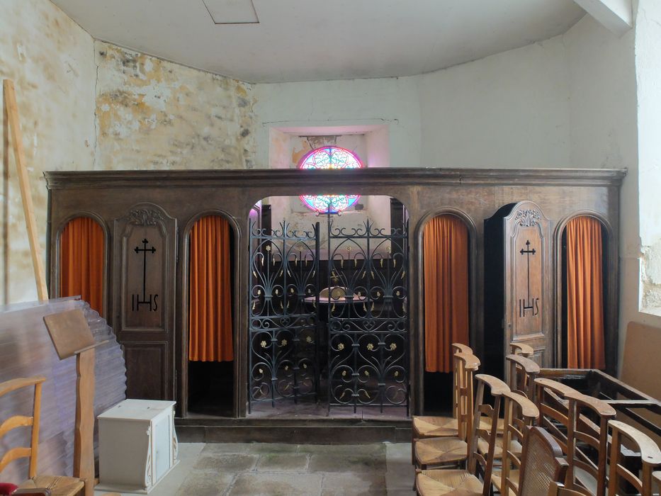 confessionnaux encadrant la chapelle des fonts baptismaux