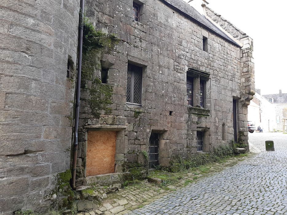 Façade sud sur la place