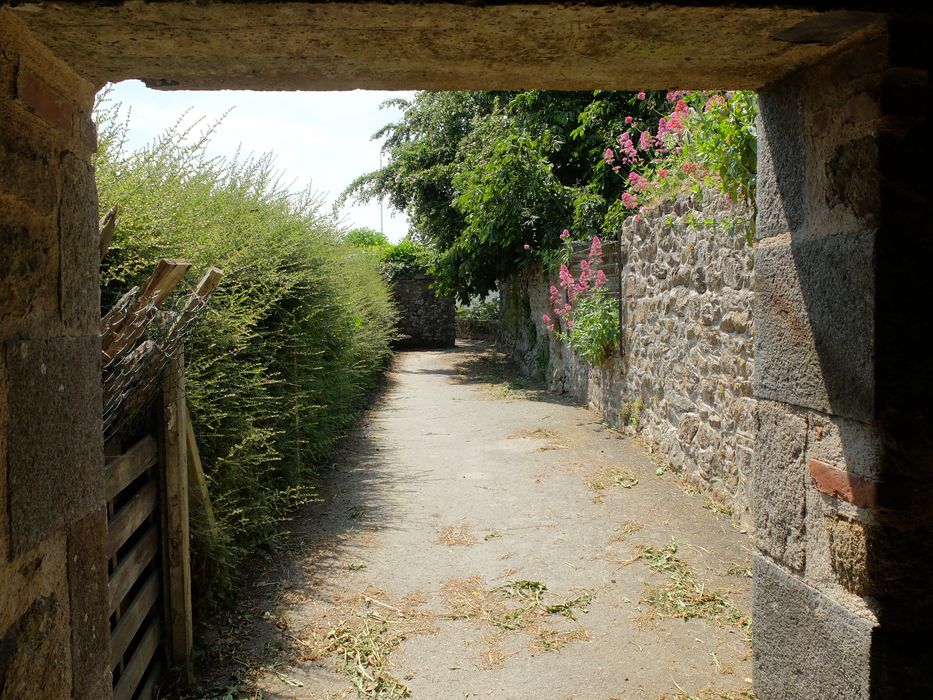 parcelle 779, partie supérieure de la courtine (à droite) et chemin de ronde depuis la porte d’accès à la tour restaurée