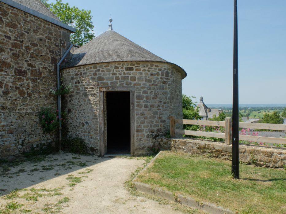 parcelle 103, tour restaurée (779) depuis le sud-est