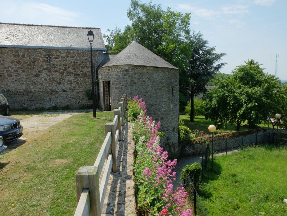 parcelle 103, tour restaurée (779) depuis l’est et partie supérieure de la courtine