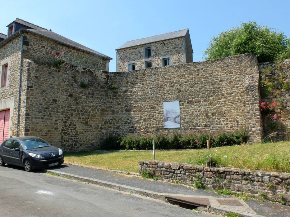 rue porte Saint-Michel bordant les parcelles 60 et 61, courtine (divisée entre 3 propriétaires : 765, 64, 62) 