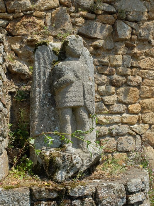 parcelle 111, tour centrale avec statue représentant St-Michel ou un chevalier (Montmorency-Laval ?)