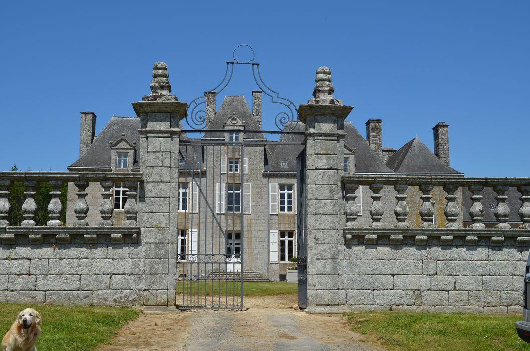 portail d’accès sud à la cour d’honneur