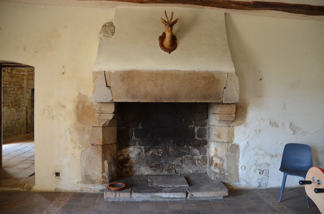 aile est, ancienne cuisine, cheminée monumentale du rez-de-chaussée
