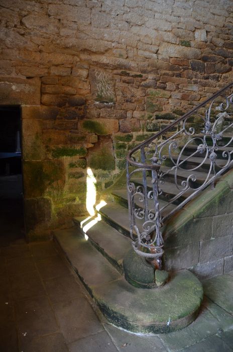 escalier menant à la galerie est, détail du départ de la rampe