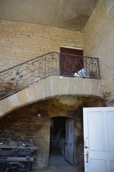 escalier menant à la galerie est, vue partielle