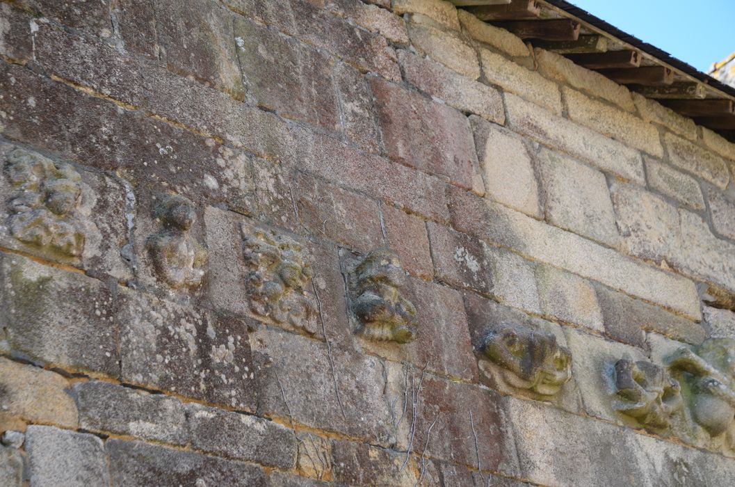 communs, détail des éléments décoratifs sculptés sur la façade nord