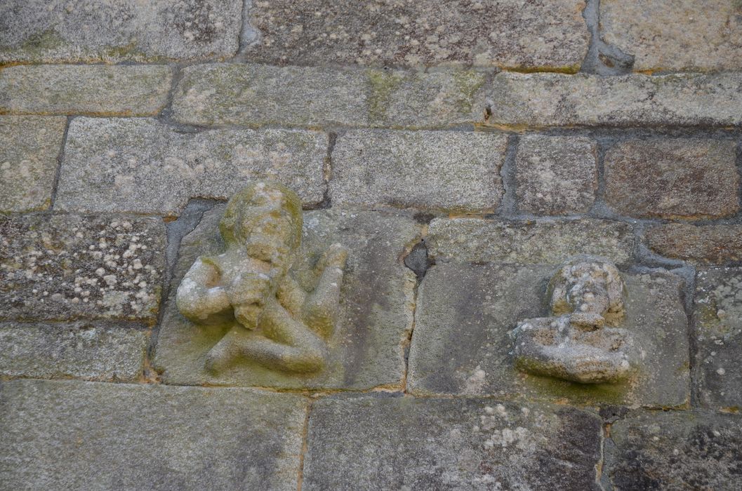 communs, détail des éléments décoratifs sculptés sur la façade nord