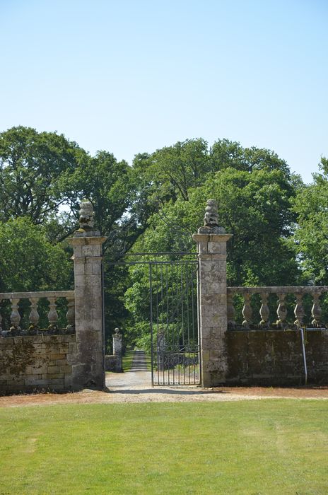 portail d’accès sud à la cour d’honneur