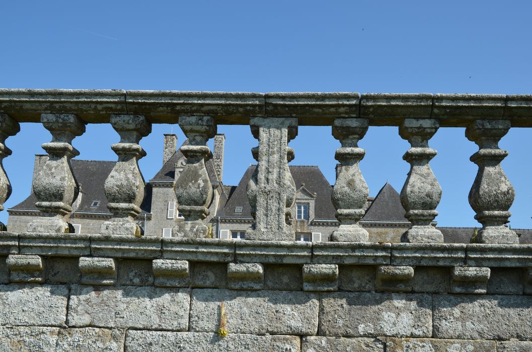 balustrade fermant la cour d’honneur à la cour des communs est, détail