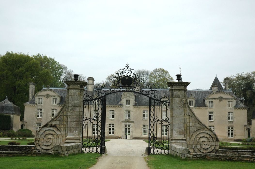 Château de la Ville Der : Grilles d’accès est, vue générale