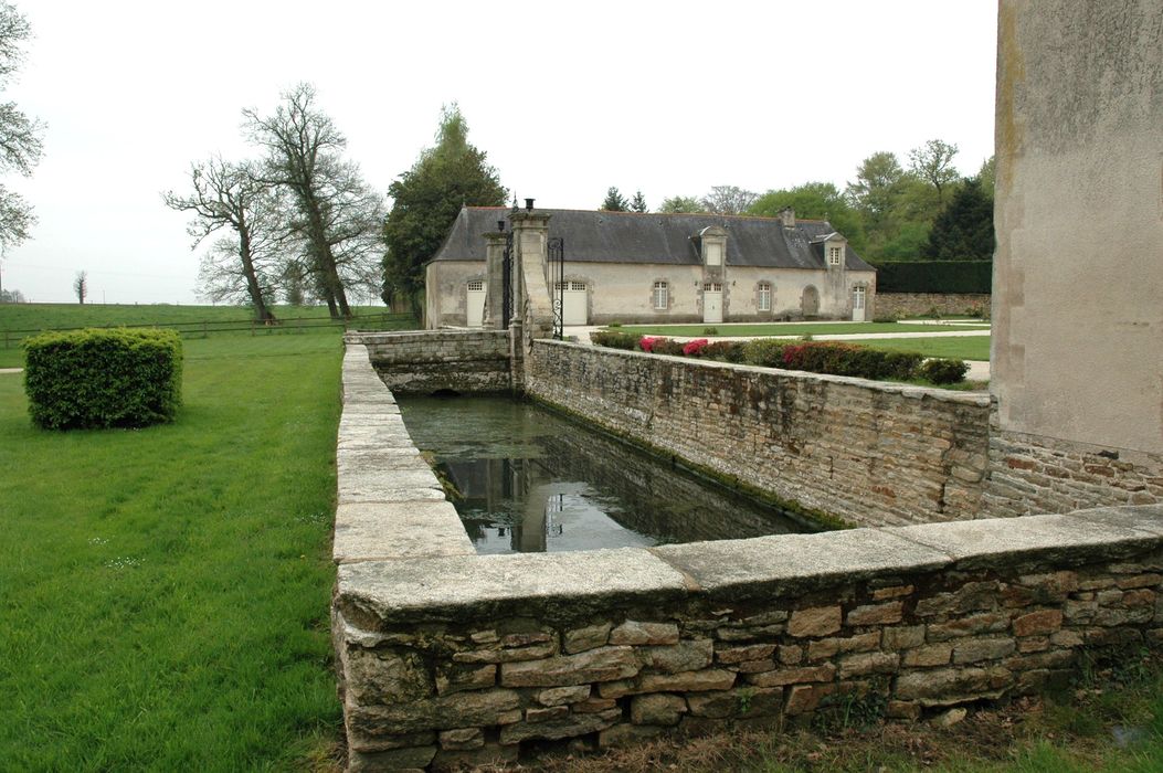 Château de la Ville Der : Douves est, vue générale