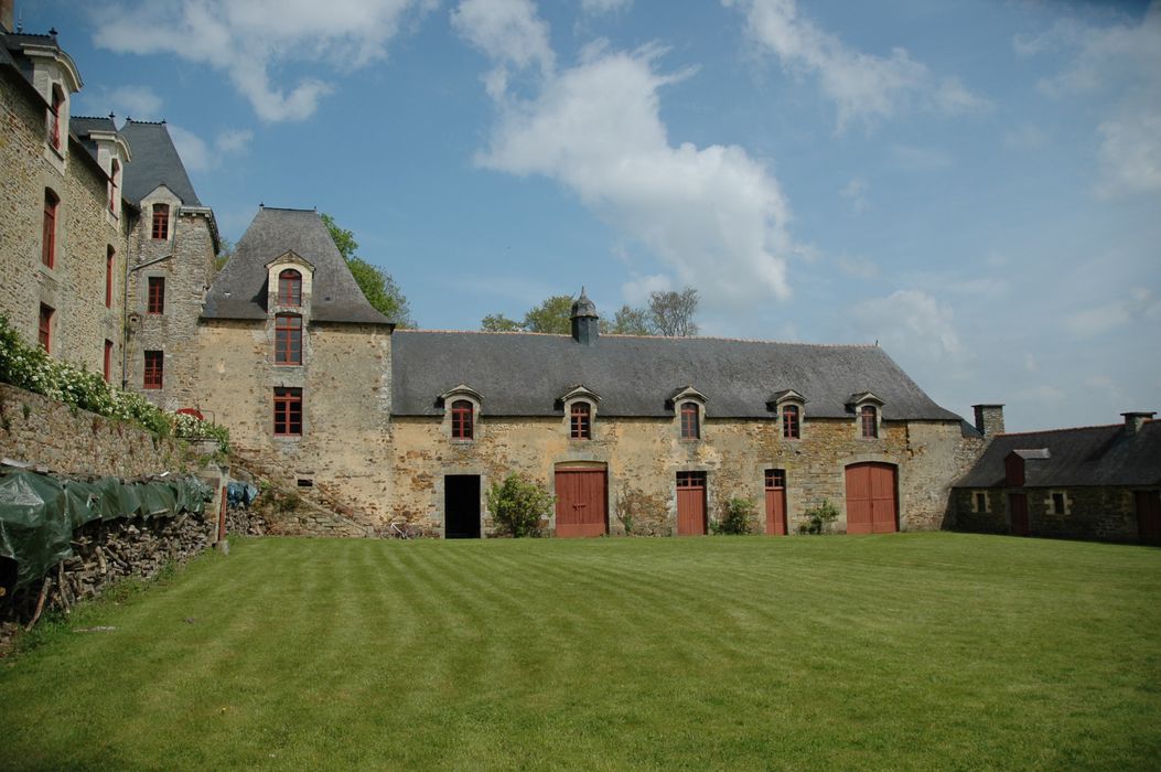 Château de la Villequéno : Cour des communs, aile nord, façade sud, vue générale